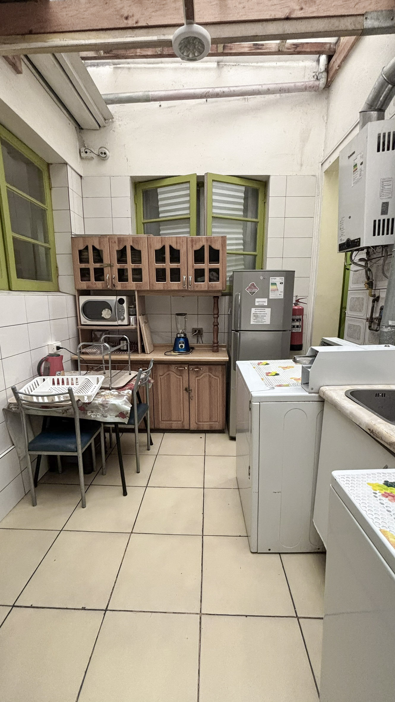 Otra de las cocinas, con microondas