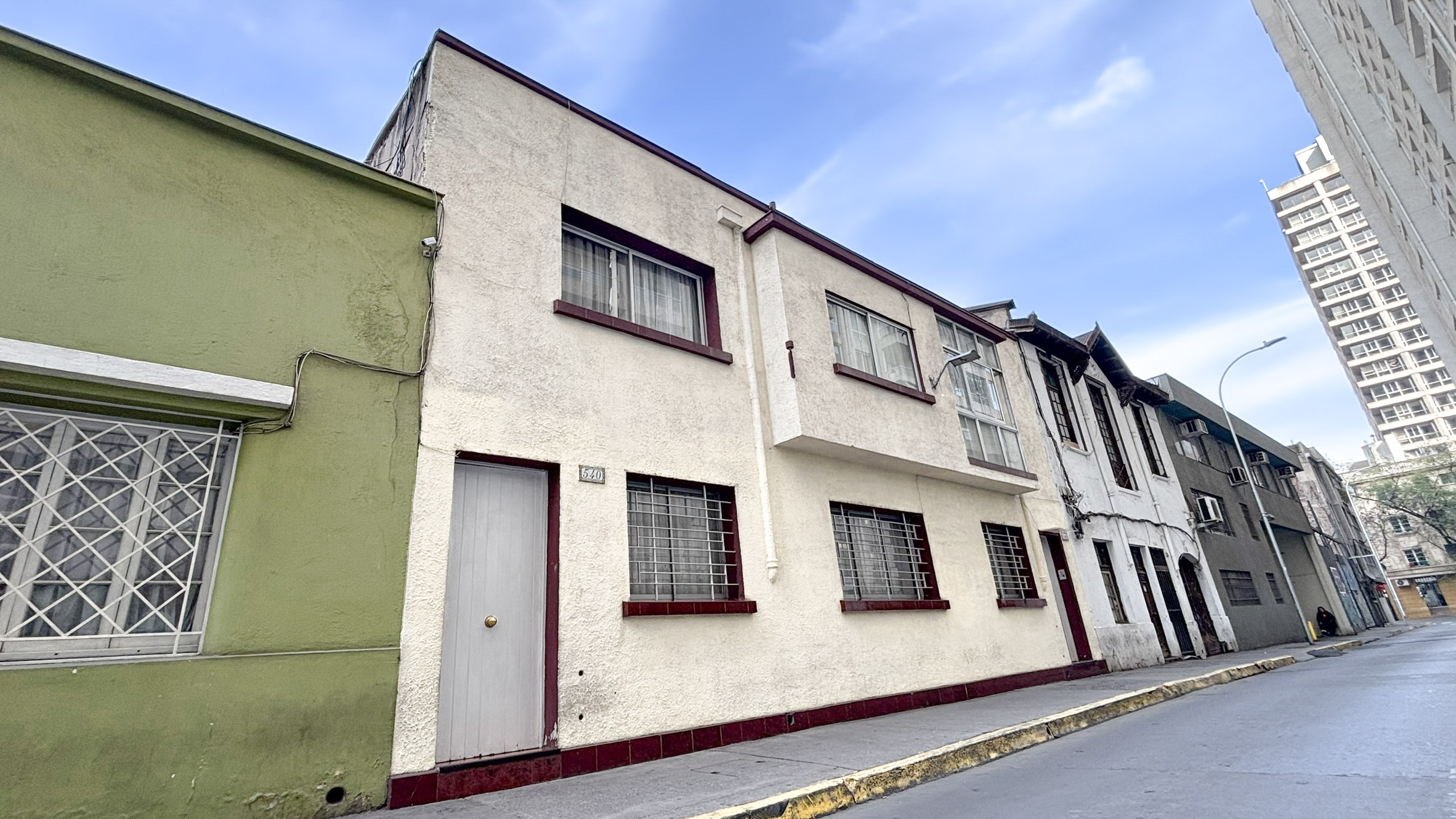 Fachada de la residencia en Sara del Campo 540