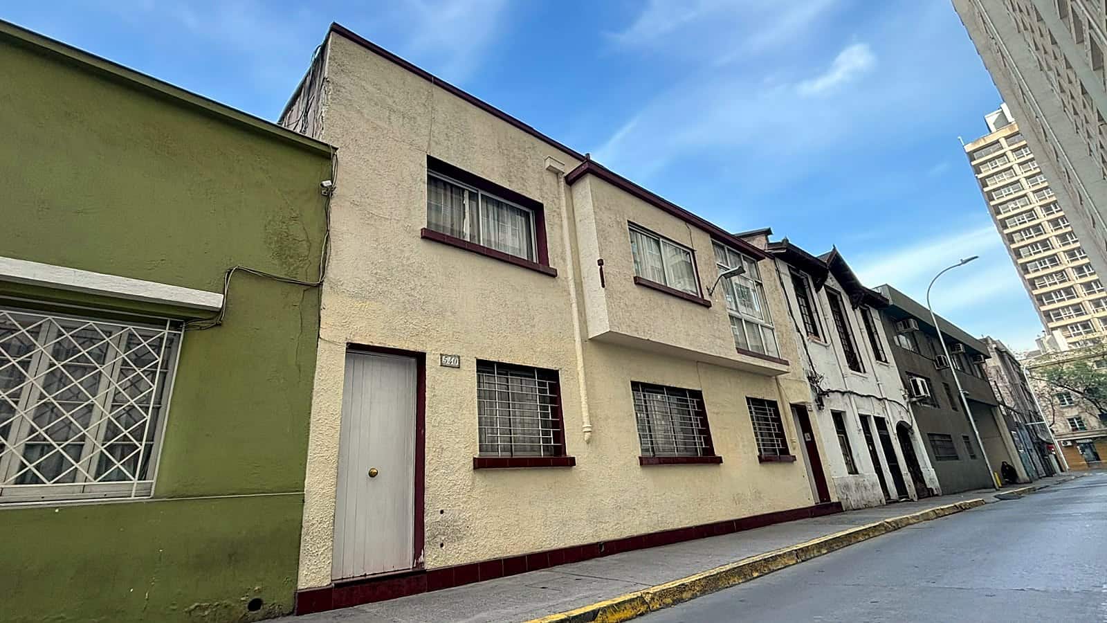 Fachada de la residencia en Sara del Campo 540