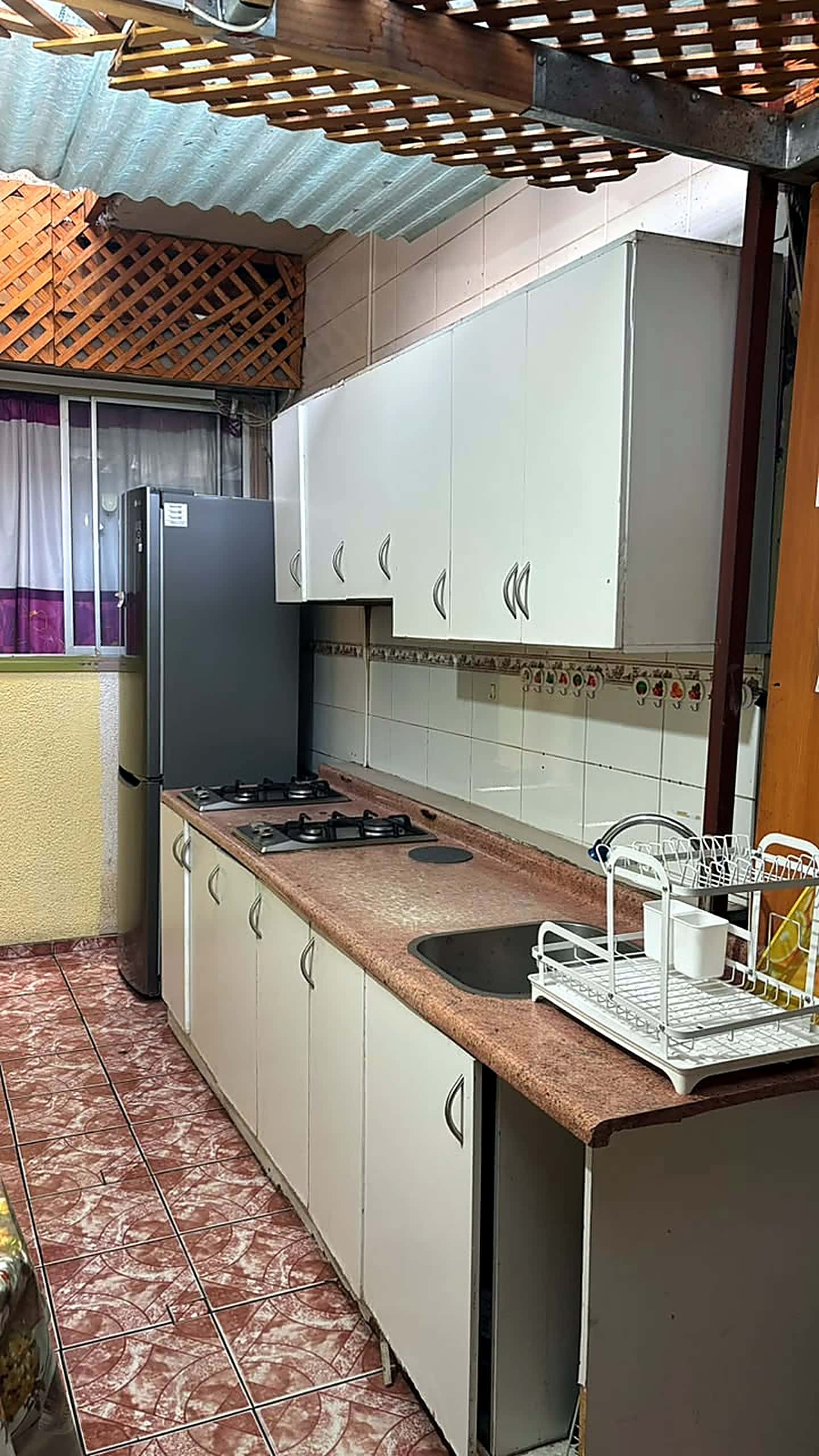 Cocina con refrigerador y encimera